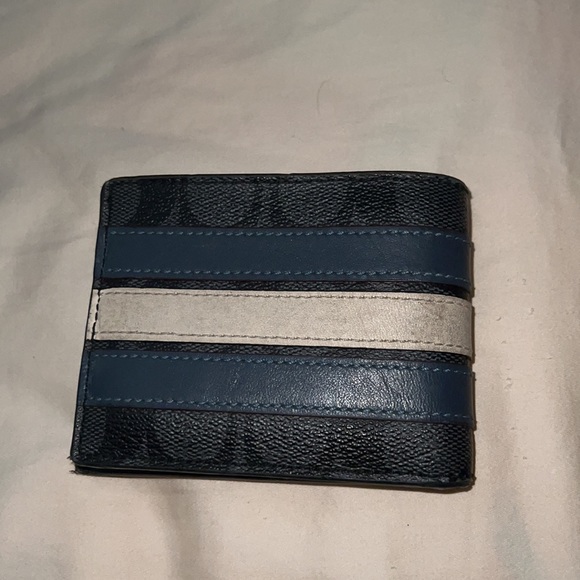 Coach wallet used but greta condition - Picture 2 of 4